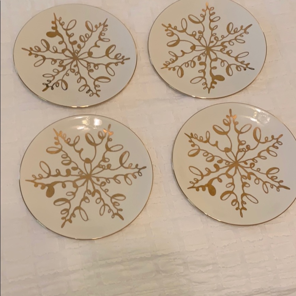 Set of 4 Kate Spade snowflake dessert dishes!
